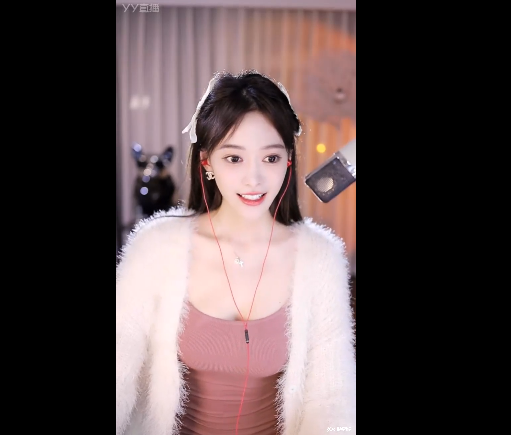 S曲线身材！芮甜甜迟到被罚站