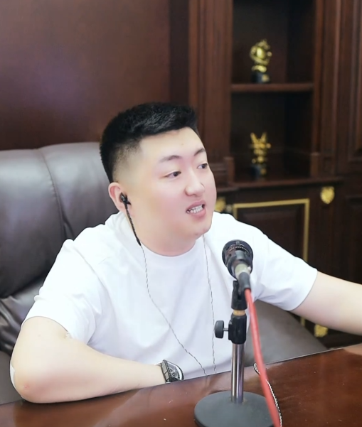 小洲表示以前靠麦序广告位都能赚百万