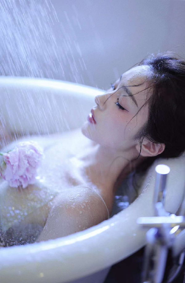 媚娘最新自拍，娇艳美貌似芍药！