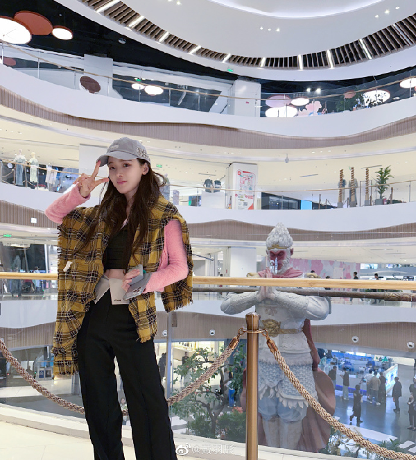 戴羽彤西安演出，穿古装逛不夜城