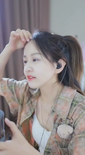没钱干仗，文儿上线开播赚加油钱