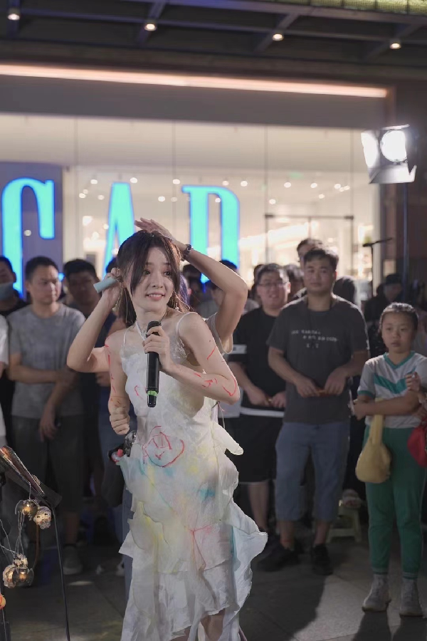 唯美户外婚纱秀，鱼闪闪变万圣妆