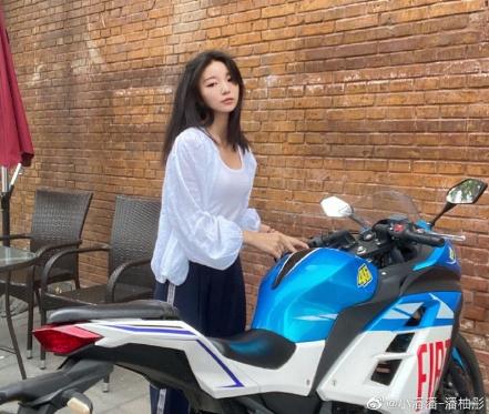 炸街！小潘潘变身机车少女