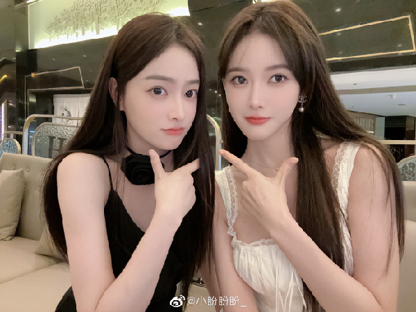 电母姐妹同框，芮甜甜和妹妹合影