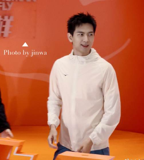 近距离面对男神！小金娃沦陷了