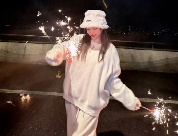 过年啦！女神安安仙女棒玩high。