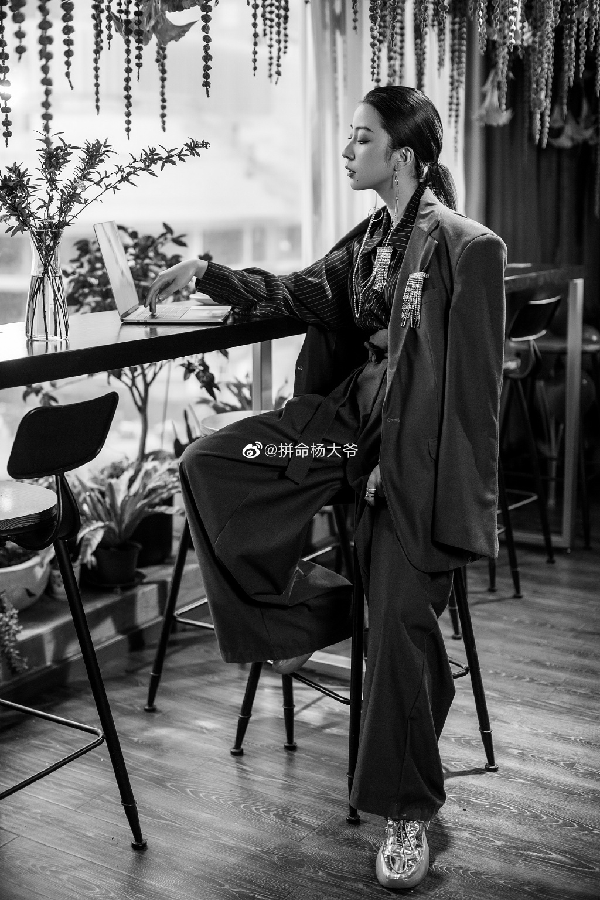 英姿飒爽！杨大爷帅气男装照！