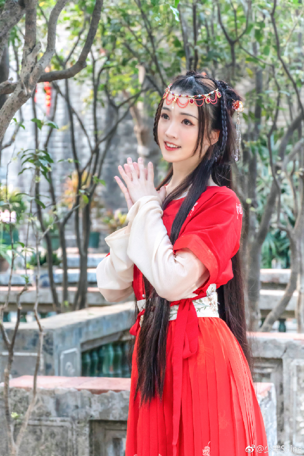 郡主驾到！少寒红裙写真惹人爱