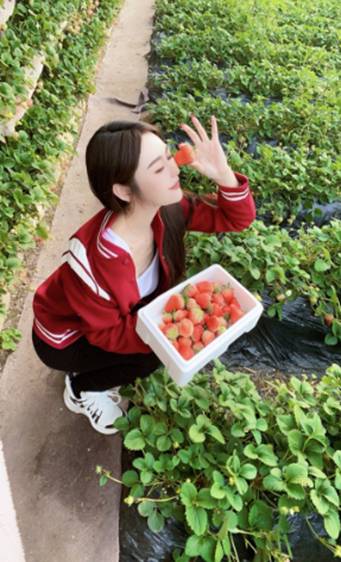 她成为话社名副其实的吸金一姐