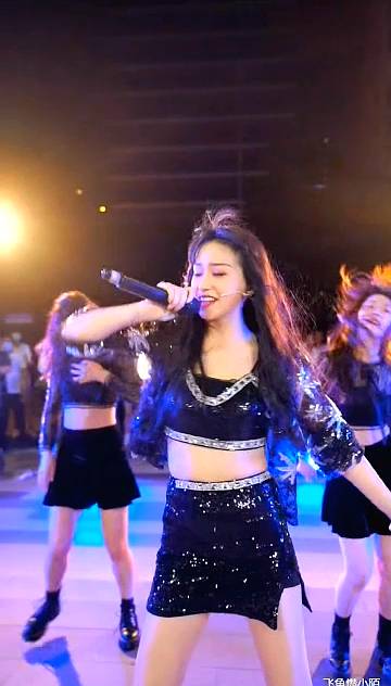 3大美女热辣歌舞，憷小陌被围观