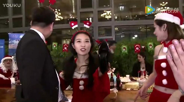 奇葩节目咬破丝袜闻女主播脚