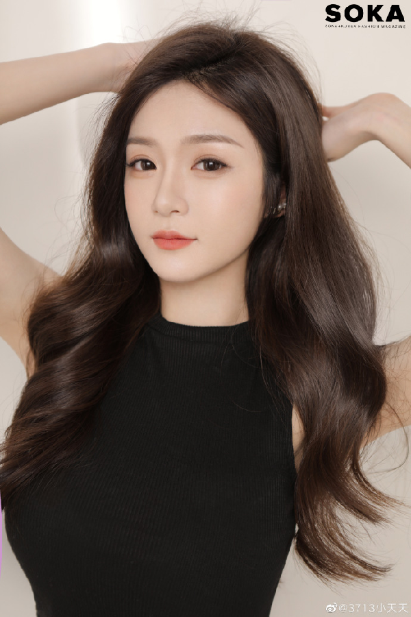 婀娜多姿！小天天紧身装写真来袭