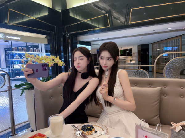 电母姐妹同框，芮甜甜和妹妹合影