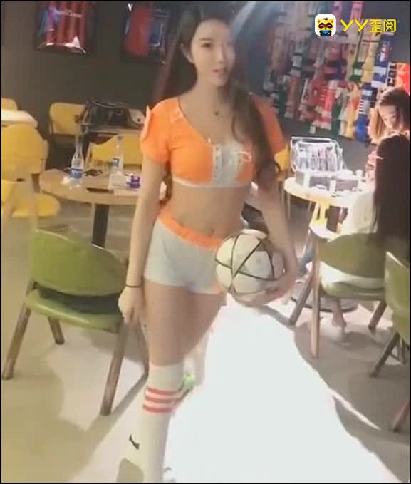 小温妮变身足球宝贝太性感