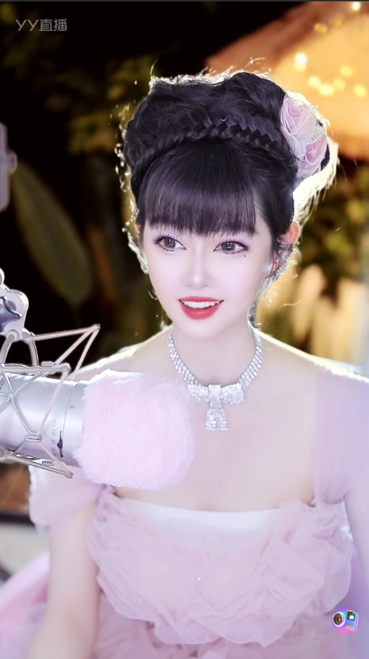 又抢九个！美女紫洛柒庆生牌面拉满