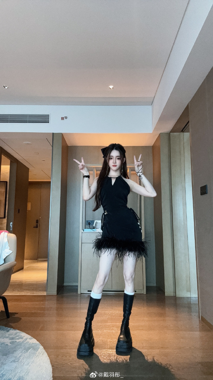 大雨不减粉丝热情，戴羽彤商演人气爆棚！