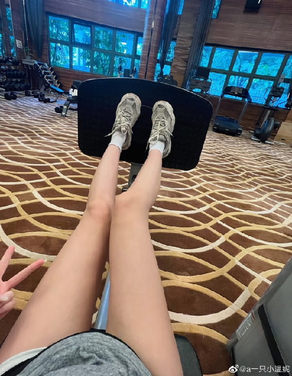 女神温妮健身房自拍美照秀身材！